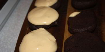 шоколадные печенья вупи-куки с облепиховым суфле