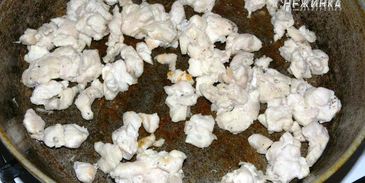 сочное куриное филе под рисово-морковным суфле