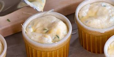 сырное суфле с зеленым луком и кукурузной мукой