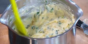 сырное суфле с зеленым луком и кукурузной мукой