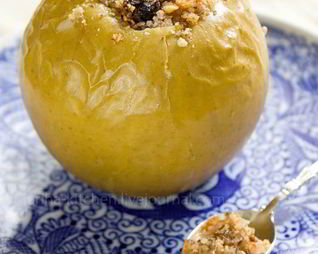 Яблоки, запеченные с медом и орехами