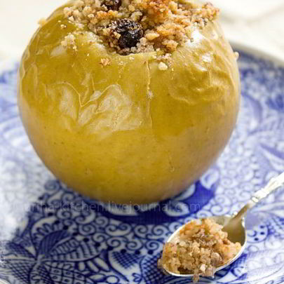 Яблоки, запеченные с медом и орехами