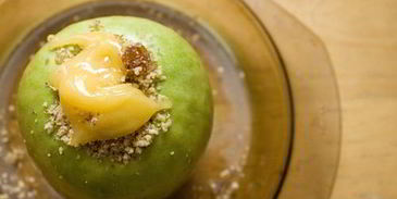 яблоки, запеченные с медом и орехами