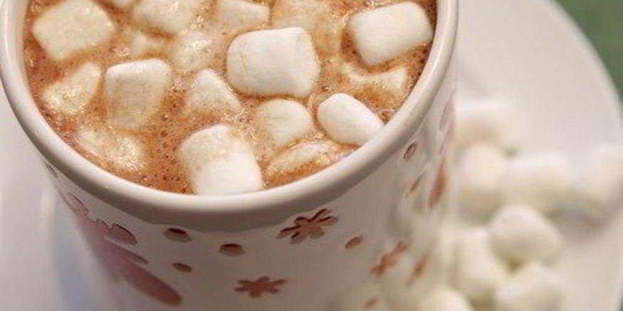 Рецепт густого горячего шоколада со взбитыми сливками и зефиром