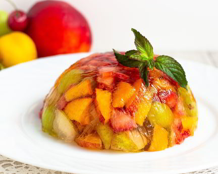 Желе из шампанского с фруктами и ягодами