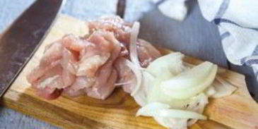 азу из индейки на сковороде