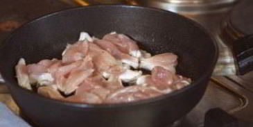 азу из индейки на сковороде