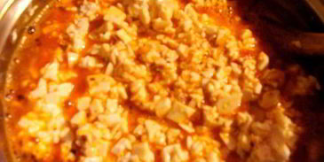 азу из креветок с тофу и пикантным гарниром