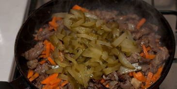 азу с солеными огурцами и с картошкой