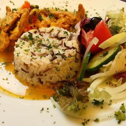 Соевое чахохбили с диким рисом под фруктово-манговым соусом и овощным салатом