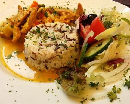 Соевое чахохбили с диким рисом под фруктово-манговым соусом и овощным салатом