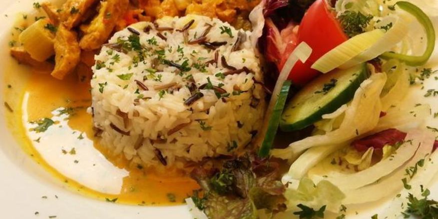 Рецепт соевого чахохбили с диким рисом под фруктово-манговым соусом и овощным салатом