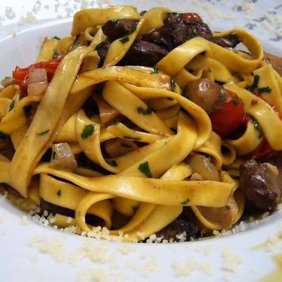 Домашняя лапша с говядиной и белыми грибами в сливочном соусе