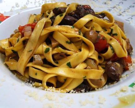 Домашняя лапша с говядиной и белыми грибами в сливочном соусе