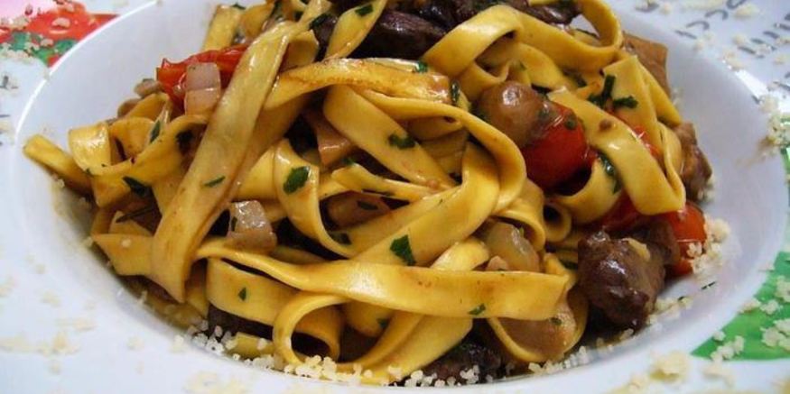 Рецепт домашней лапши с говядиной и белыми грибами в сливочном соусе