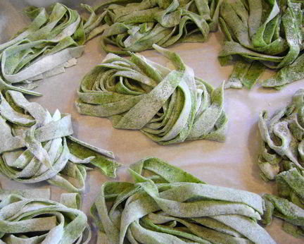 Домашняя лапша со шпинатом