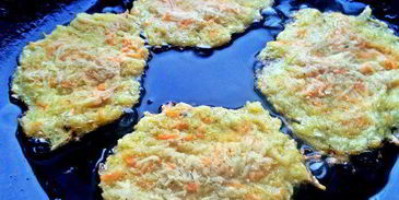 драники морковно-картофельные с килечкой