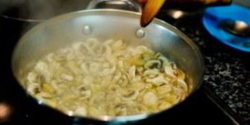 драники с грибным соусом