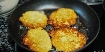 драники с грибным соусом