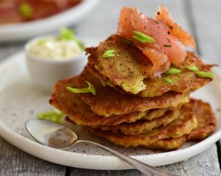 Драники с зеленым луком и сметаной