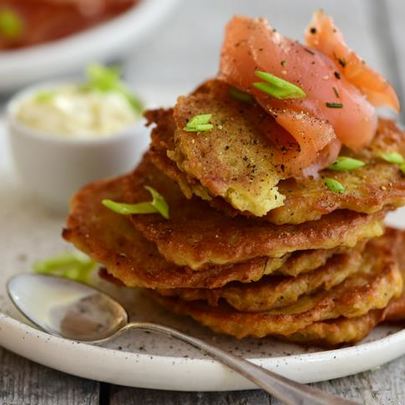 Драники с зеленым луком и сметаной