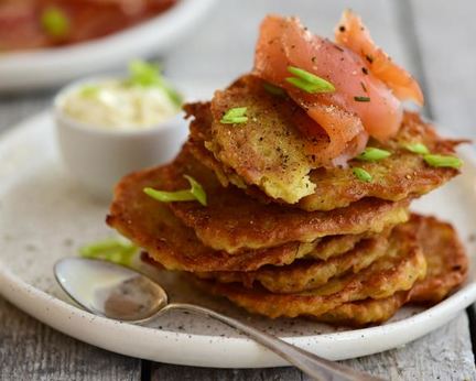 Драники с зеленым луком и сметаной