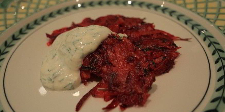 Рецепт картофельно-свекольных драники с сыром бри