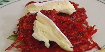 картофельно-свекольные драники с сыром бри