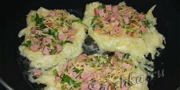 картофельные драники с сыром и шпикачками