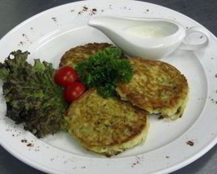 Картофельные драники со сметаной