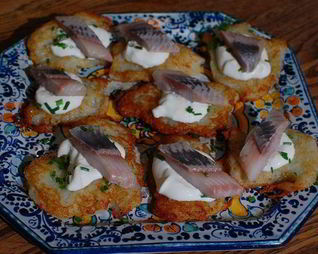 Овощные драники с селедкой