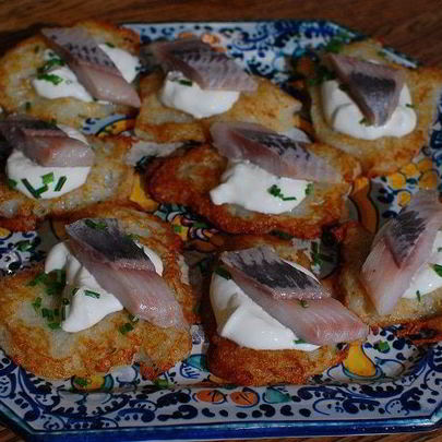 Овощные драники с селедкой