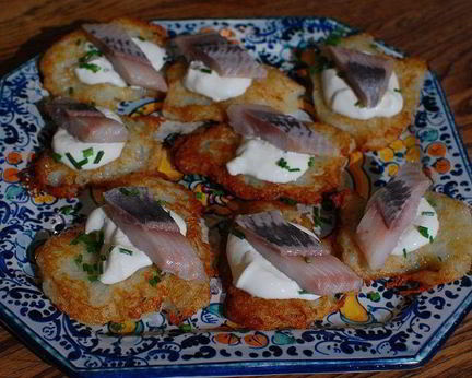 Овощные драники с селедкой