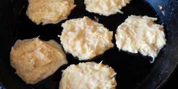 жареные драники на сковороде