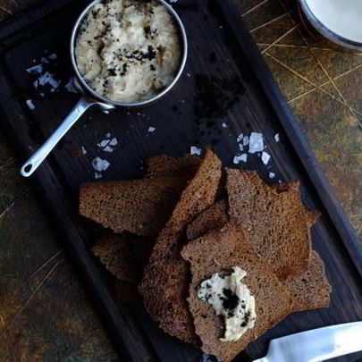 Форшмак из сельди с бородинскими чипсами