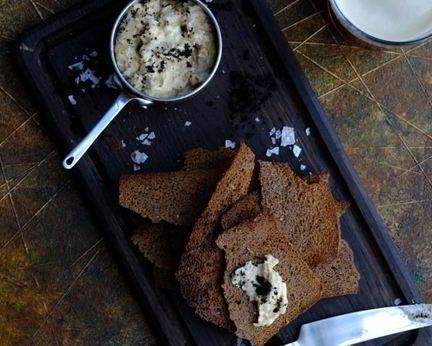 Форшмак из сельди с бородинскими чипсами