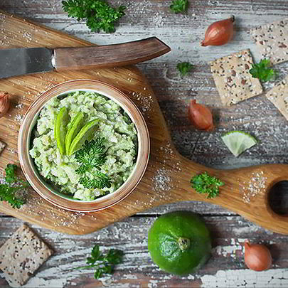 Форшмак с зеленым яблоком, протертым через чеснок