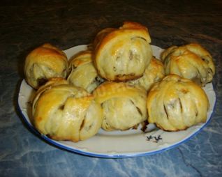 Фрикадельки из фарша в слоеном тесте