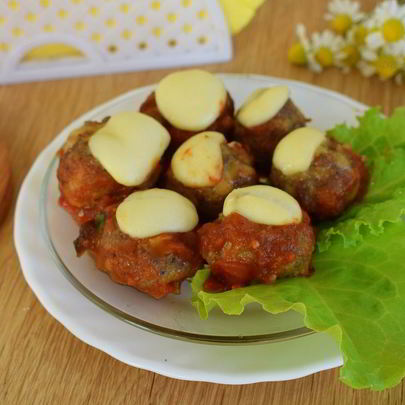 Фрикадельки под томатно-сырным соусом