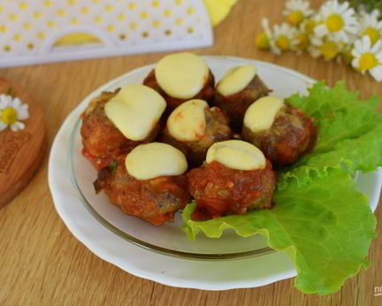 Фрикадельки под томатно-сырным соусом