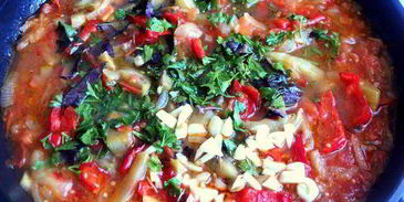 фрикадельки с базиликом и овощами