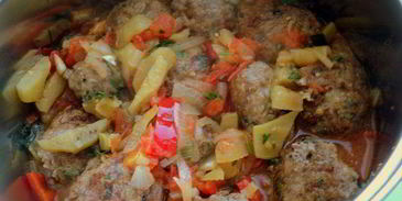 фрикадельки с базиликом и овощами