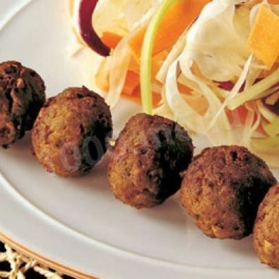 Фрикадельки с фенхелем и салатом из радиккио