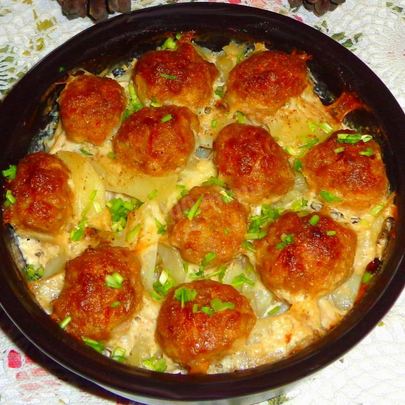 Фрикадельки с картошкой в духовке