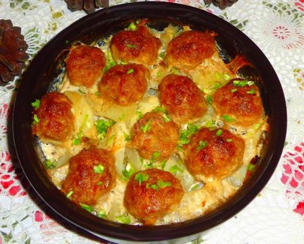 Фрикадельки с картошкой в духовке