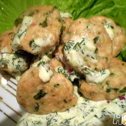 Фрикадельки с цедрой лимона и огуречным соусом