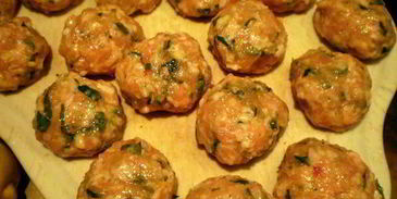 фрикадельки с цедрой лимона и огуречным соусом