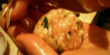 фрикадельки с цедрой лимона и огуречным соусом