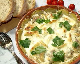 Фрикадельки в картофельных сотах