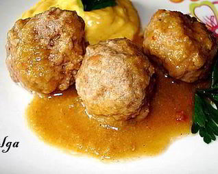 Фрикадельки в луковом соусе